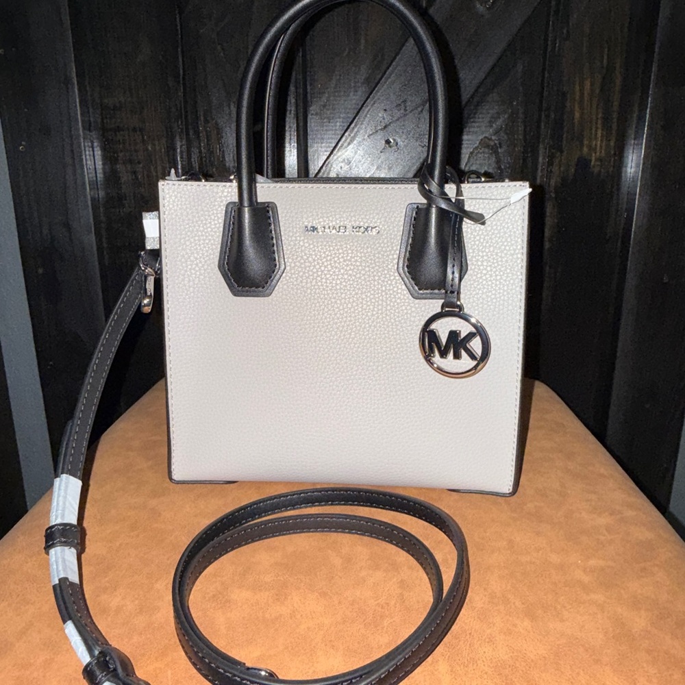 NWT Michael Kors Mercer Medium Pebbled Leather Crossbody Bag Pearl Grey/Black